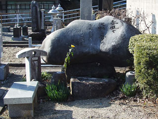 新田次郎の墓