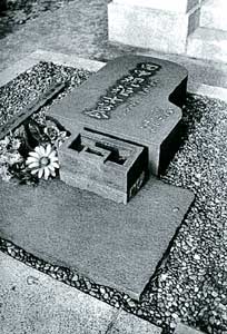 ピアノ型の墓